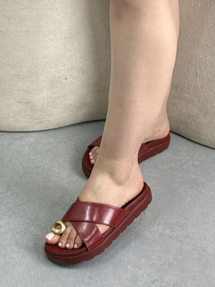 papete preta tira em x com detalhe dourado improviso papete preta tira em x com detalhe dourado improviso