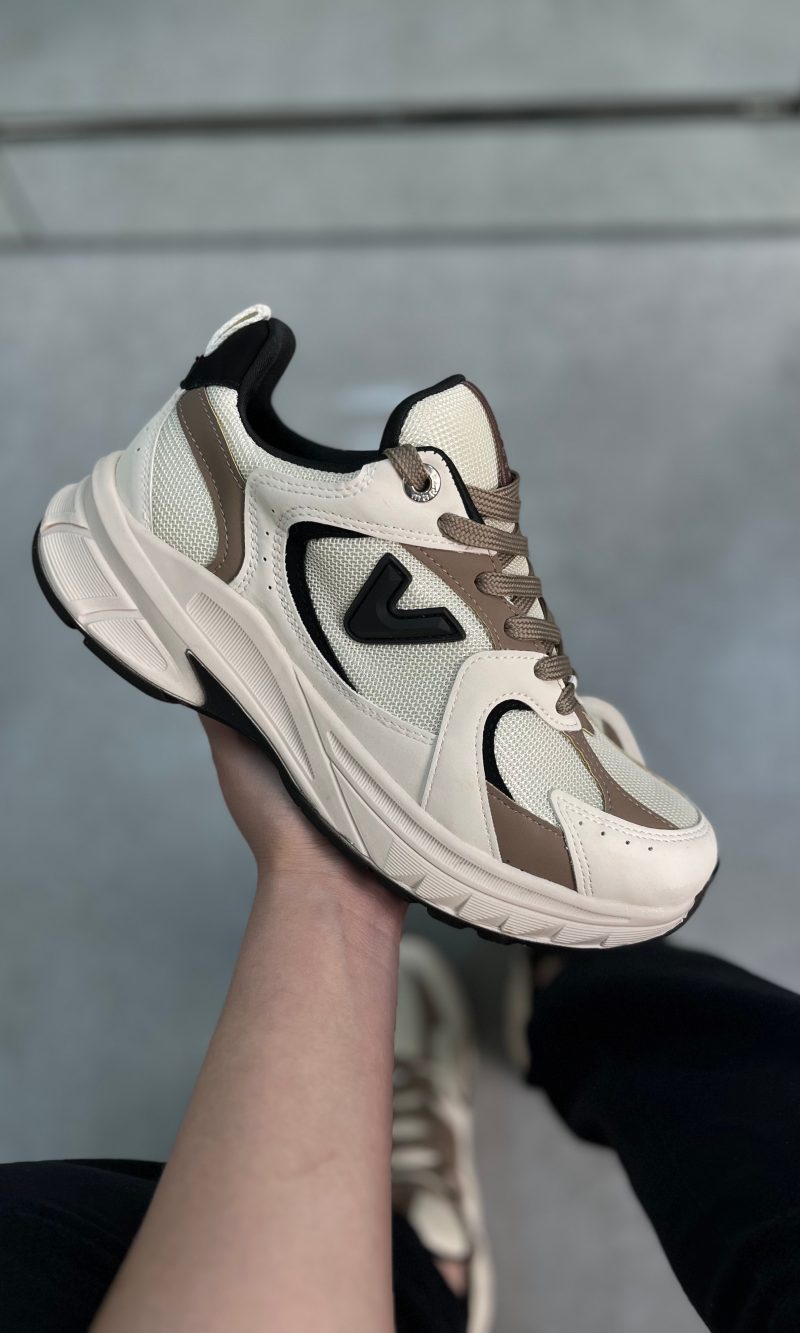 tênis via marte chunky off white com detalhes caramelo e preto