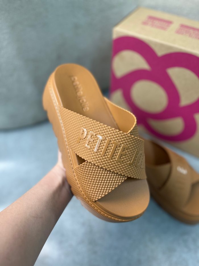 sandália slide plataforma feminina petite jolie caramelo sandália slide plataforma feminina petite jolie caramelo