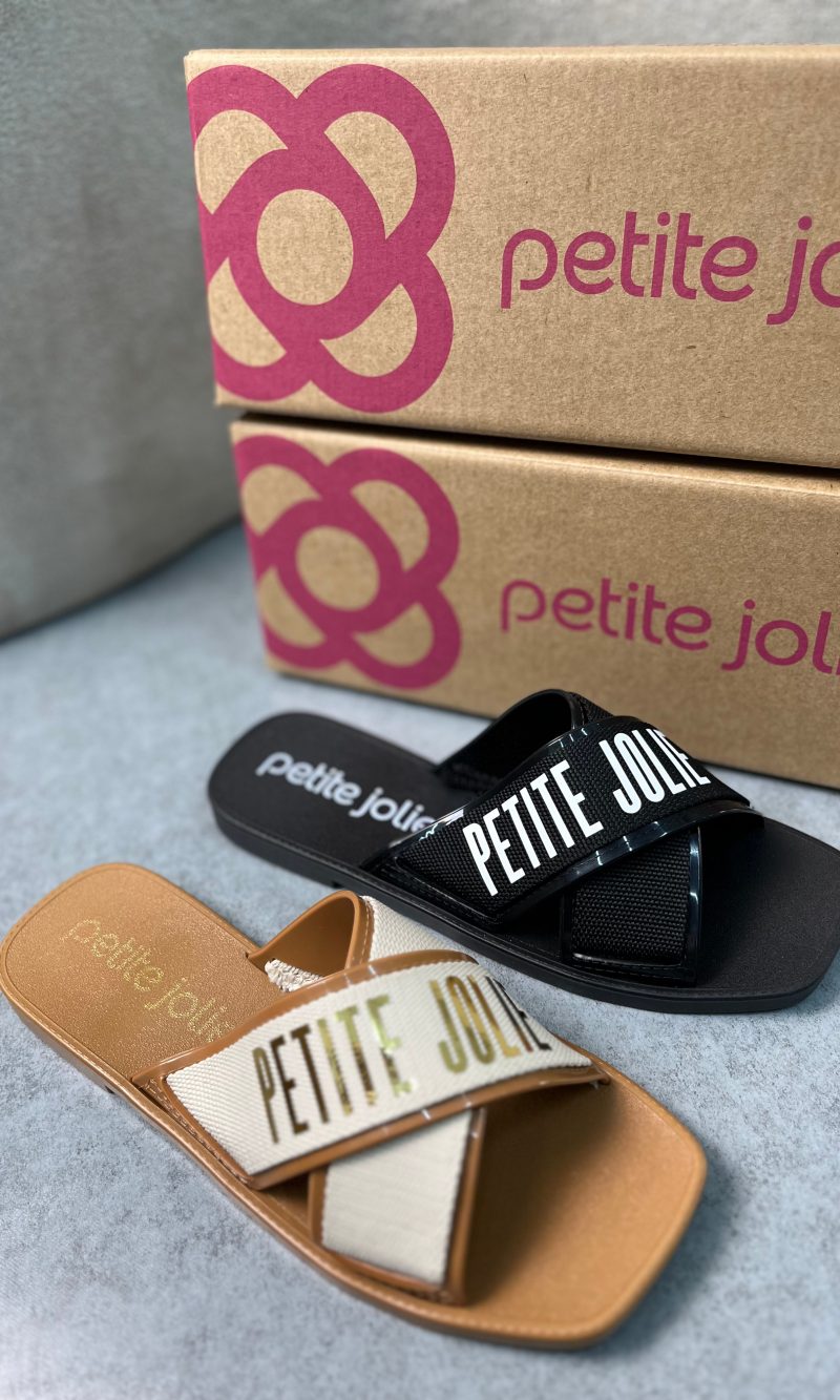 título: rasteira petite jolie x strap caramelo & palha título: rasteira petite jolie x strap caramelo & palha