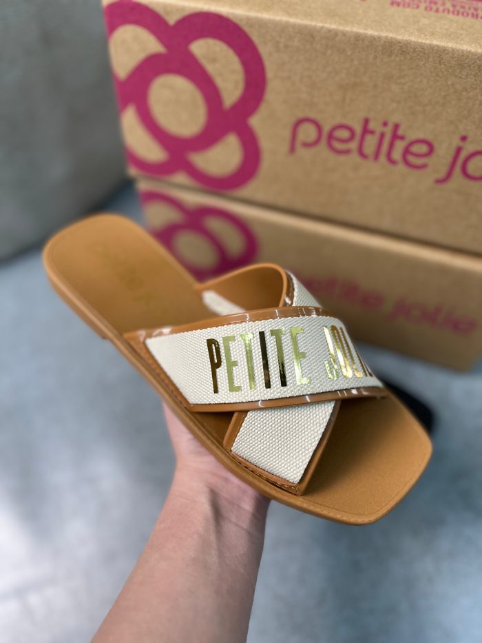 título: rasteira petite jolie x strap caramelo & palha título: rasteira petite jolie x strap caramelo & palha