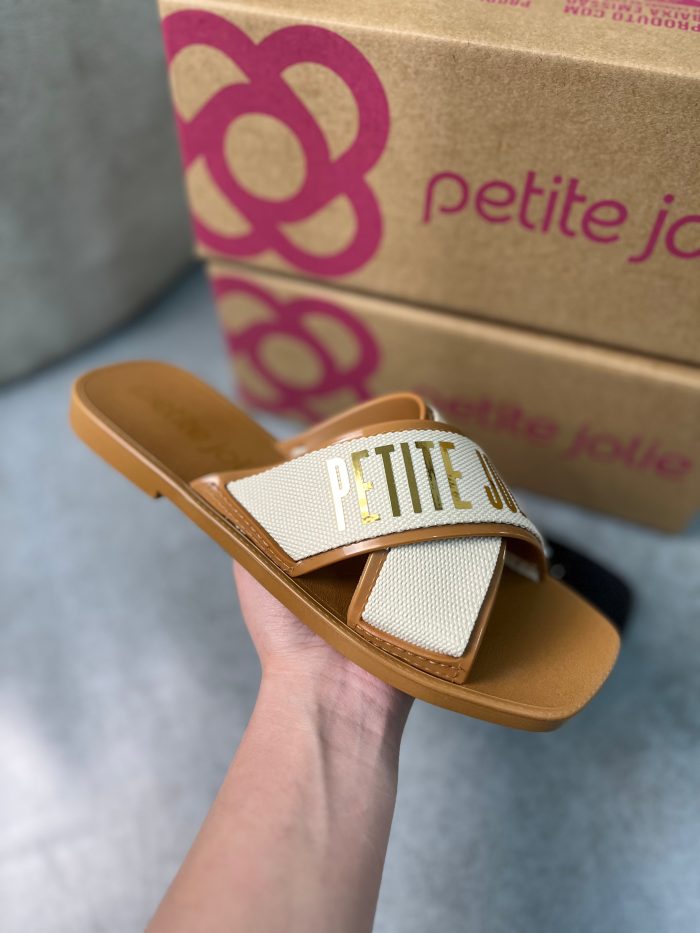 título: rasteira petite jolie x strap caramelo & palha título: rasteira petite jolie x strap caramelo & palha