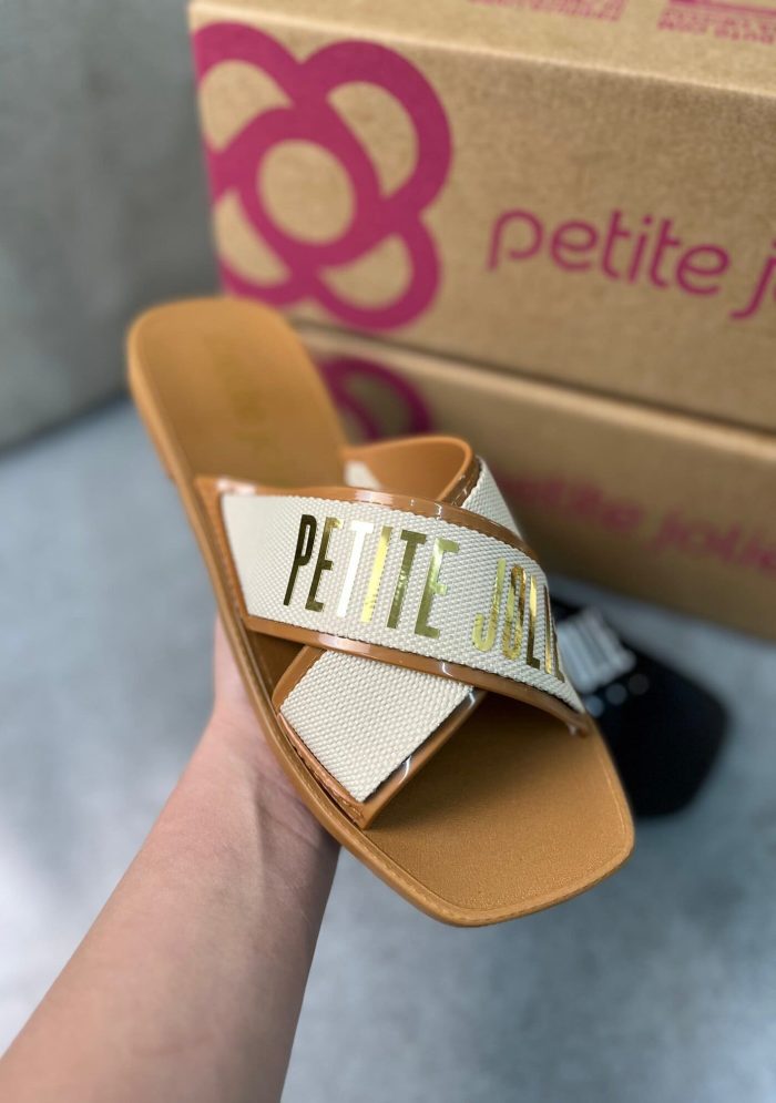 título: rasteira petite jolie x strap caramelo & palha título: rasteira petite jolie x strap caramelo & palha