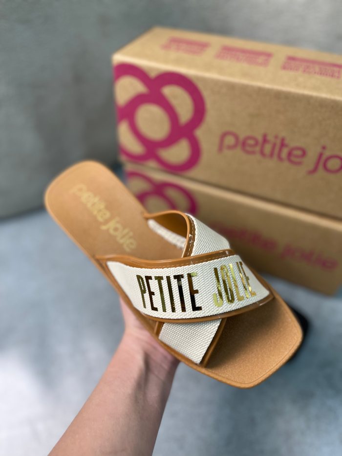 título: rasteira petite jolie x strap caramelo & palha título: rasteira petite jolie x strap caramelo & palha