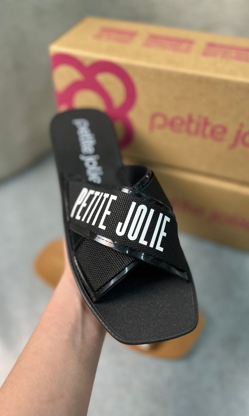 título: rasteira petite jolie x strap caramelo & palha título: rasteira petite jolie x strap caramelo & palha