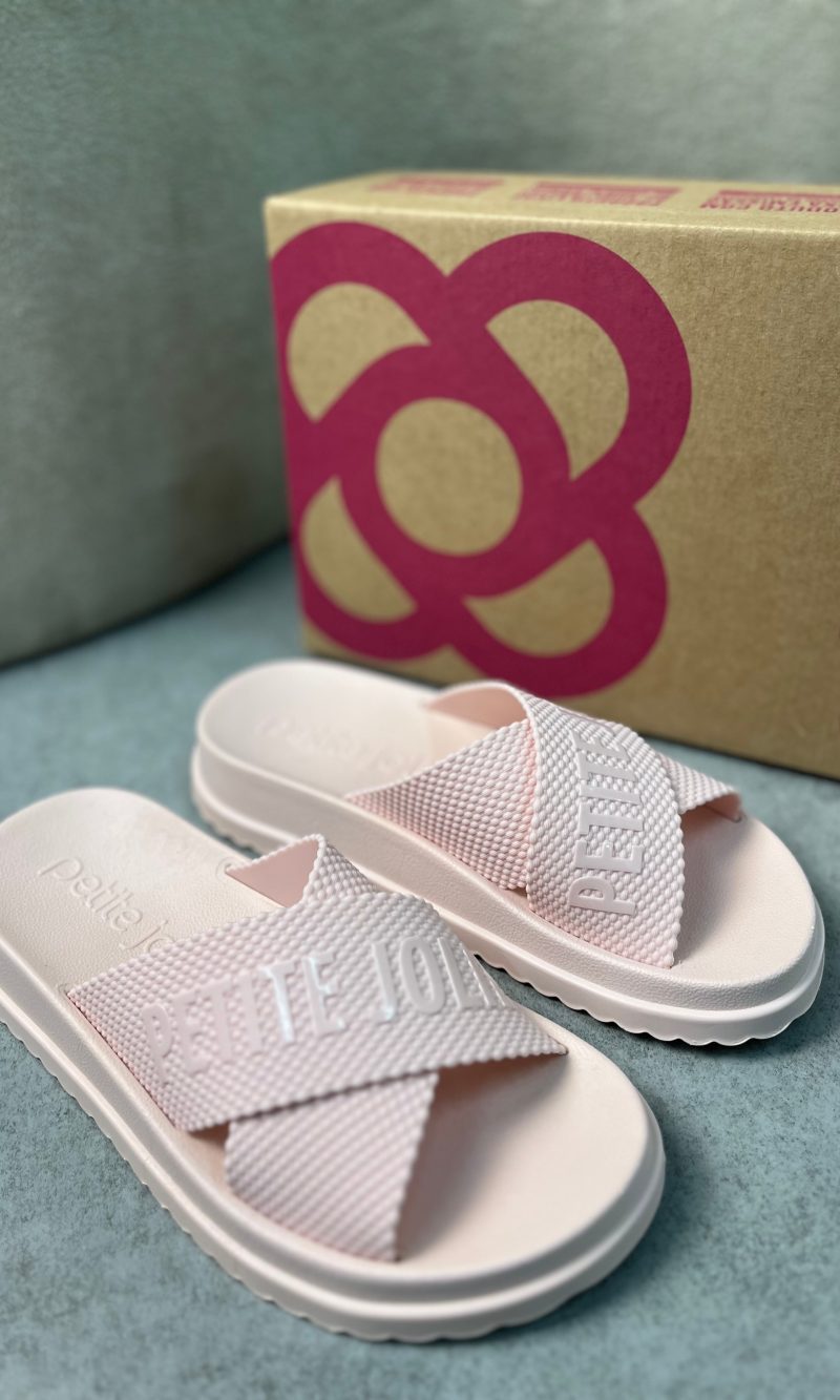 título: rasteira petite jolie x strap caramelo & palha título: rasteira petite jolie x strap caramelo & palha