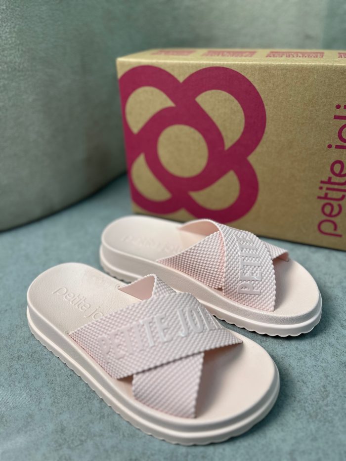 título: rasteira petite jolie x strap caramelo & palha título: rasteira petite jolie x strap caramelo & palha