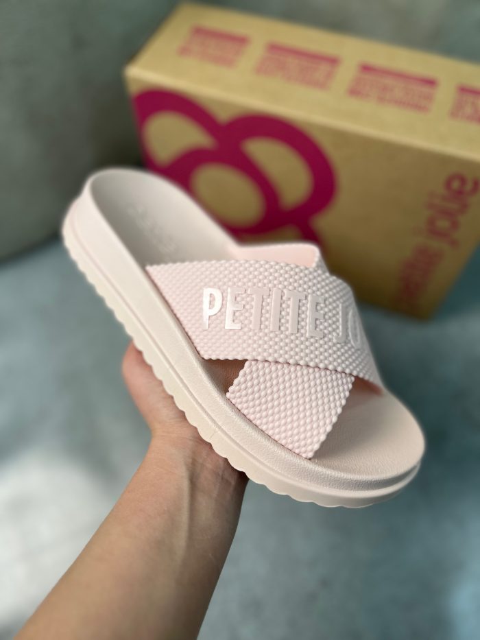 título: rasteira petite jolie x strap caramelo & palha título: rasteira petite jolie x strap caramelo & palha