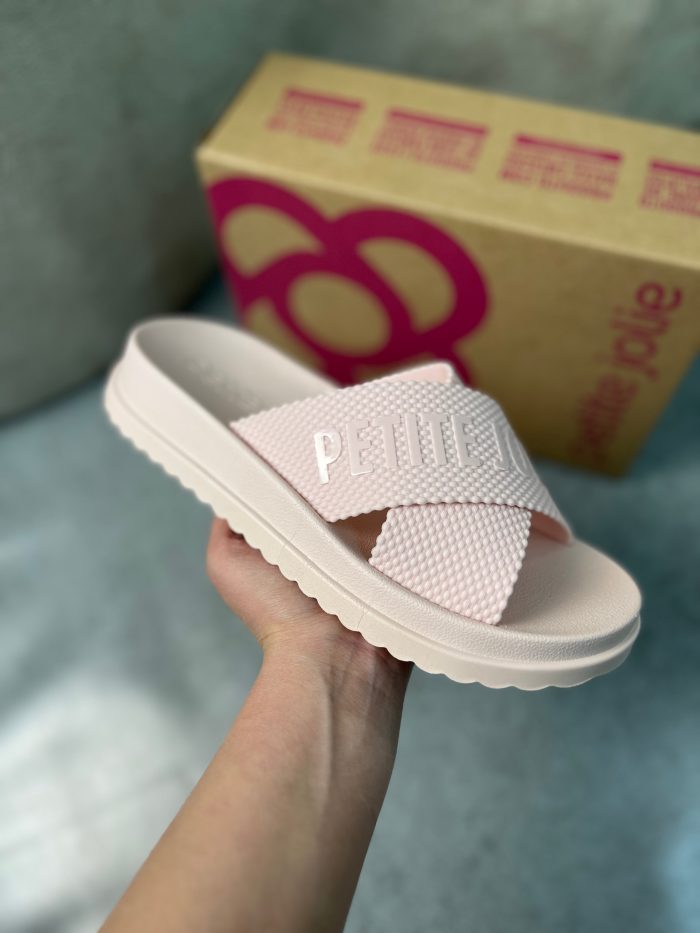 título: rasteira petite jolie x strap caramelo & palha título: rasteira petite jolie x strap caramelo & palha