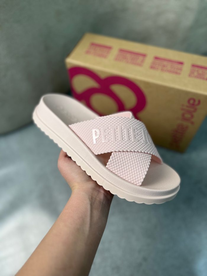 título: rasteira petite jolie x strap caramelo & palha título: rasteira petite jolie x strap caramelo & palha