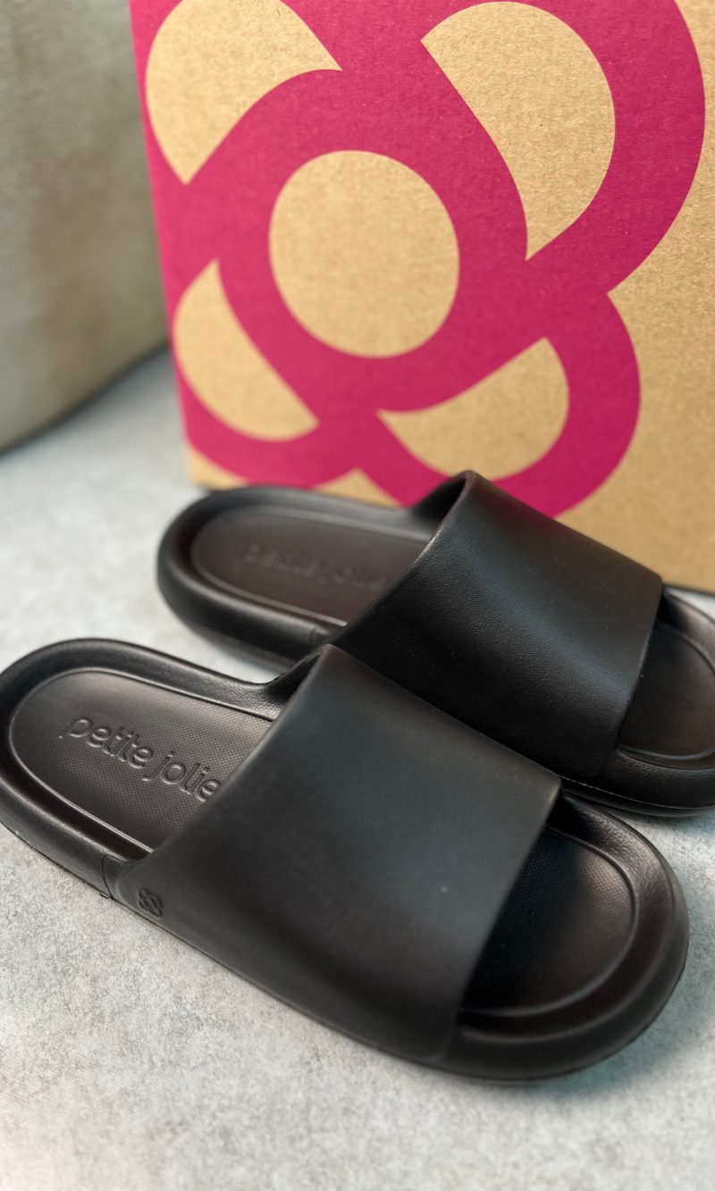 título: rasteira petite jolie x strap caramelo & palha título: rasteira petite jolie x strap caramelo & palha