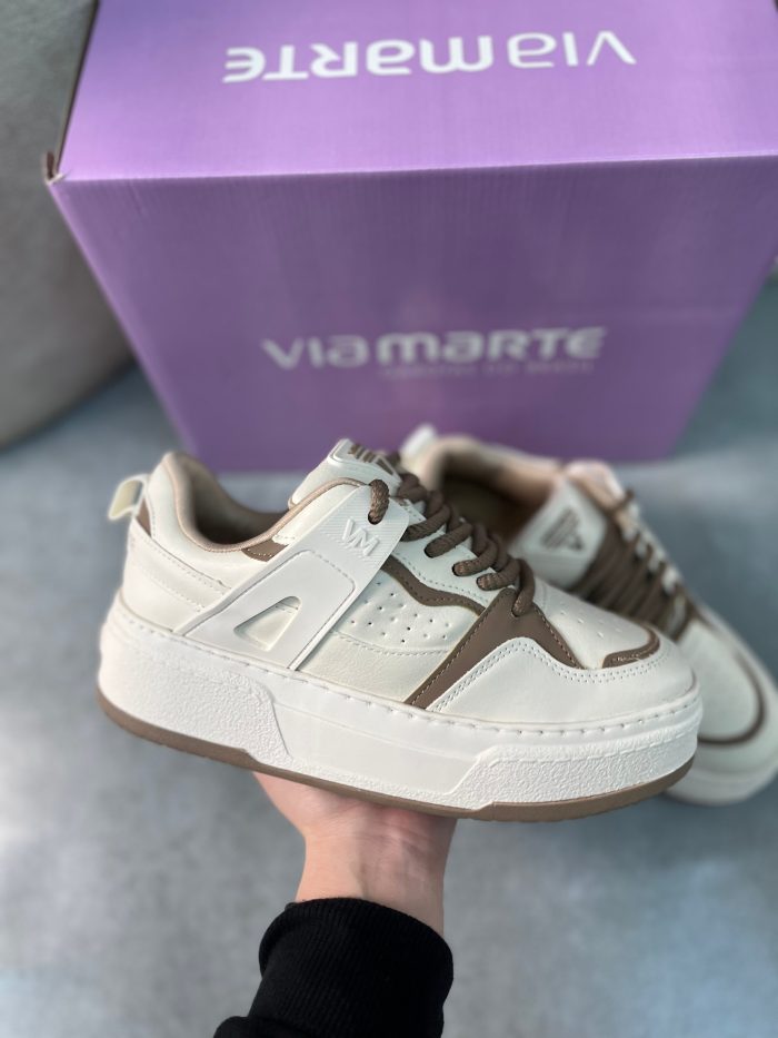 tênis via marte branco com detalhes caramelo tênis via marte branco com detalhes caramelo