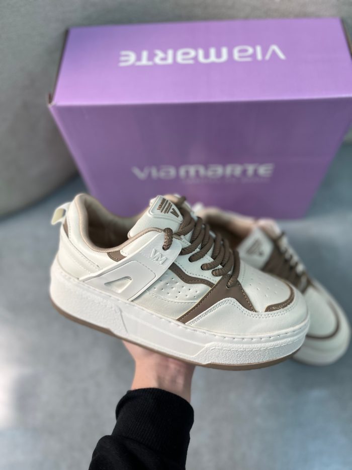 tênis via marte branco com detalhes caramelo