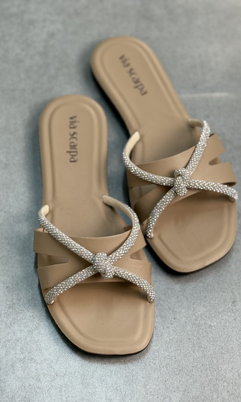 rasteirinha via scarpa caramelo com detalhes dourados rasteirinha via scarpa caramelo com detalhes dourados