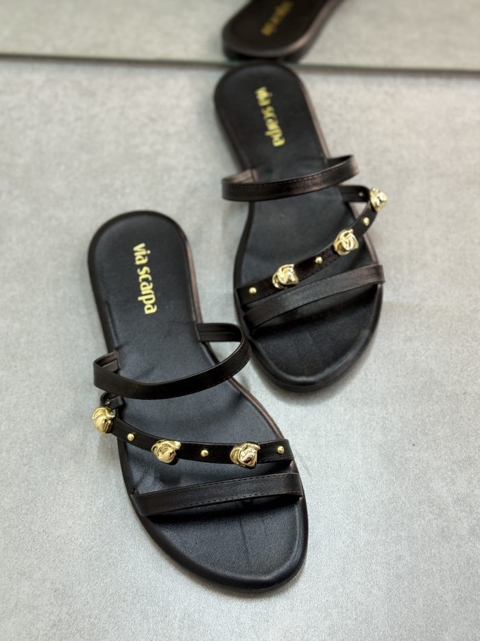 rasteirinha via scarpa caramelo com detalhes dourados rasteirinha via scarpa caramelo com detalhes dourados