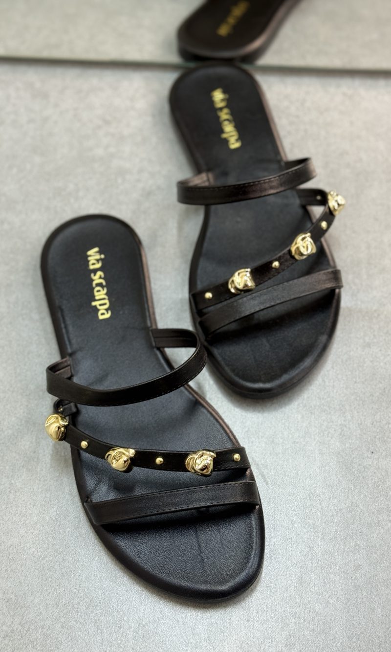 rasteirinha via scarpa caramelo com detalhes dourados rasteirinha via scarpa caramelo com detalhes dourados