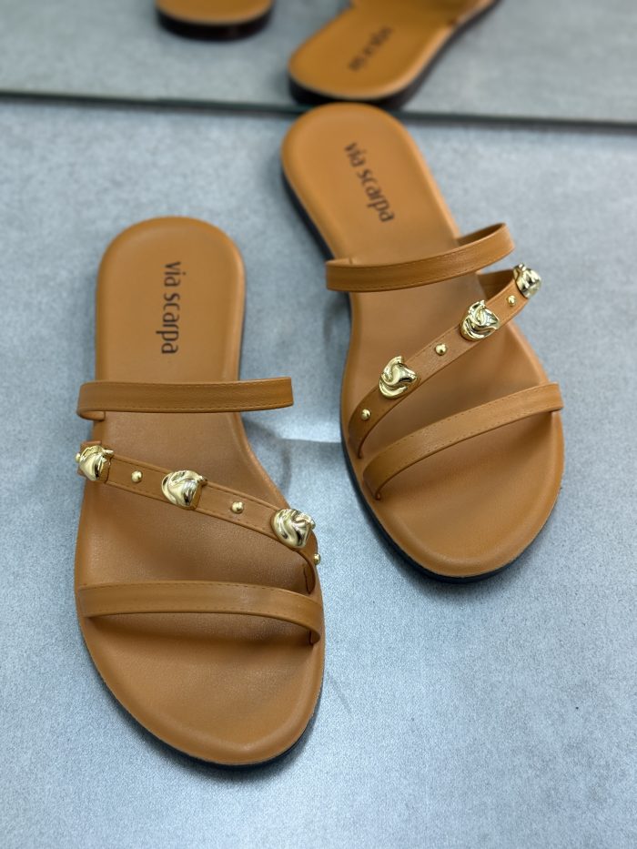 rasteirinha via scarpa caramelo com detalhes dourados rasteirinha via scarpa caramelo com detalhes dourados