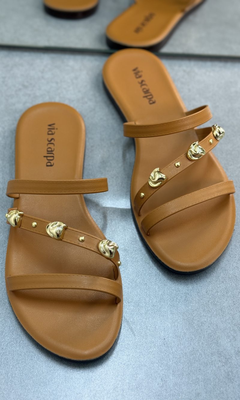 rasteirinha via scarpa caramelo com detalhes dourados rasteirinha via scarpa caramelo com detalhes dourados