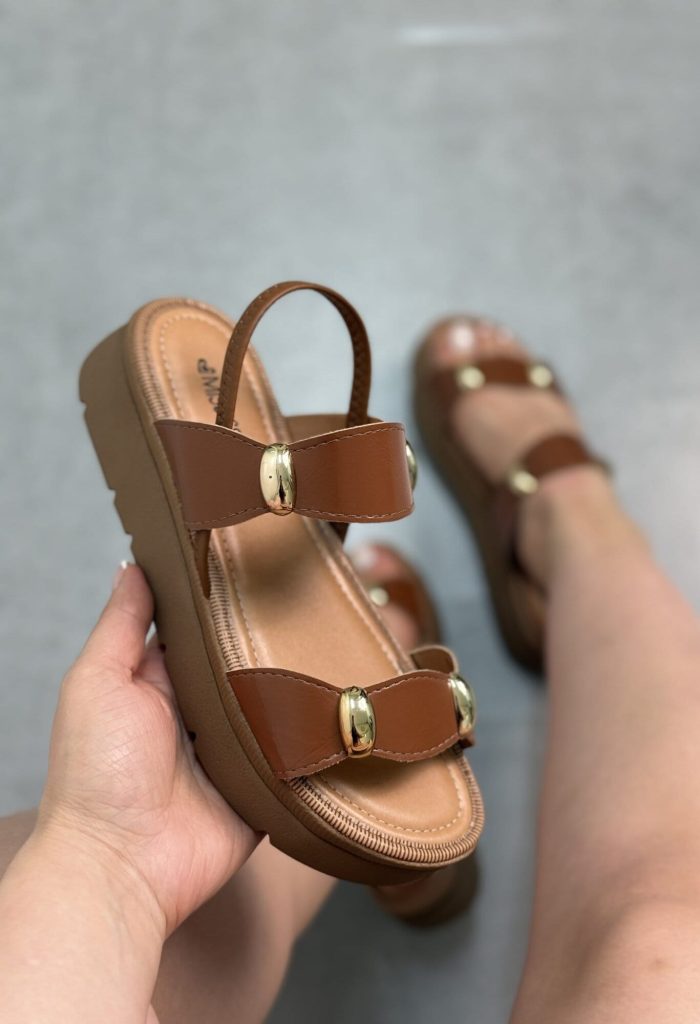 sandália mississipi caramelo com detalhes dourados