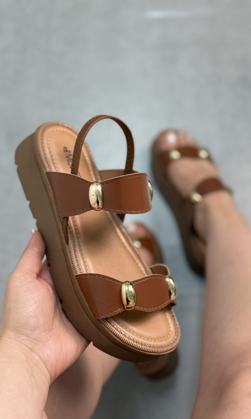 sandália mississipi caramelo com detalhes dourados