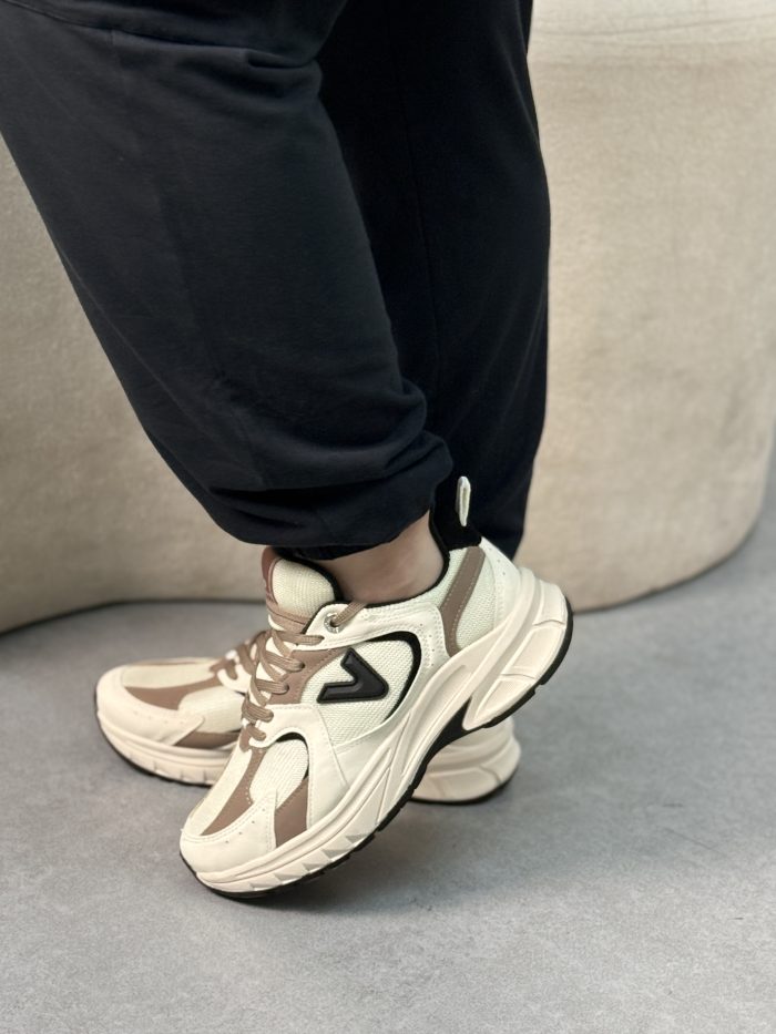 tênis via marte chunky off white com detalhes caramelo e preto tênis via marte chunky off white com detalhes caramelo e preto