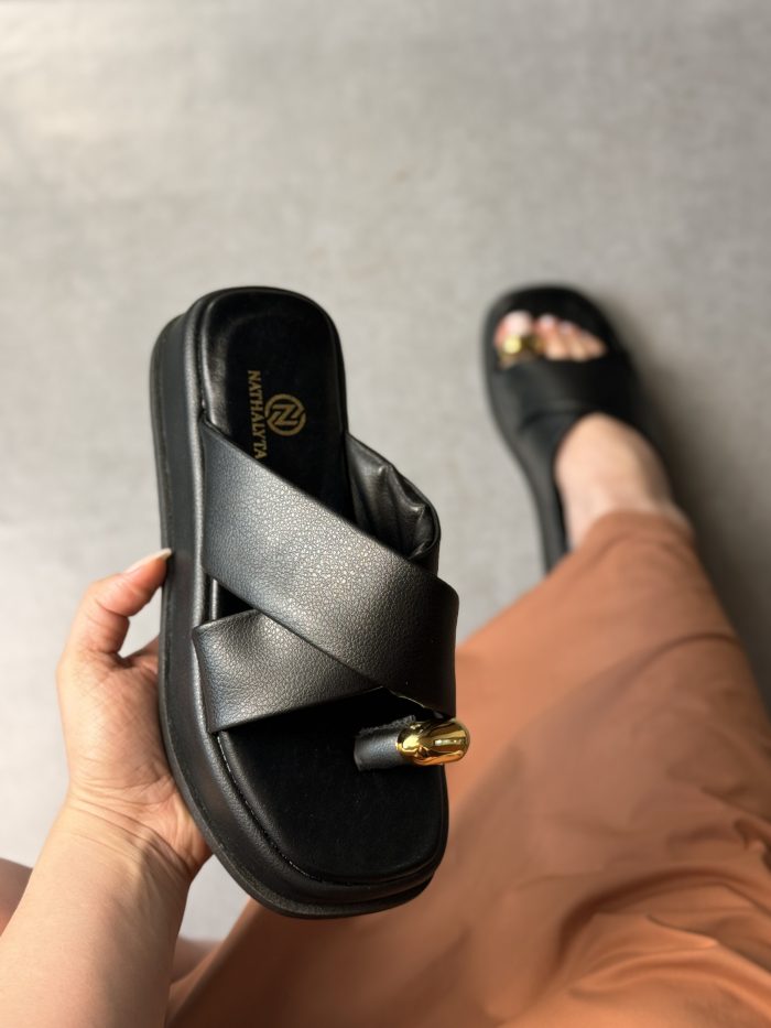 sandália nathalyta caramelo com detalhe dourado