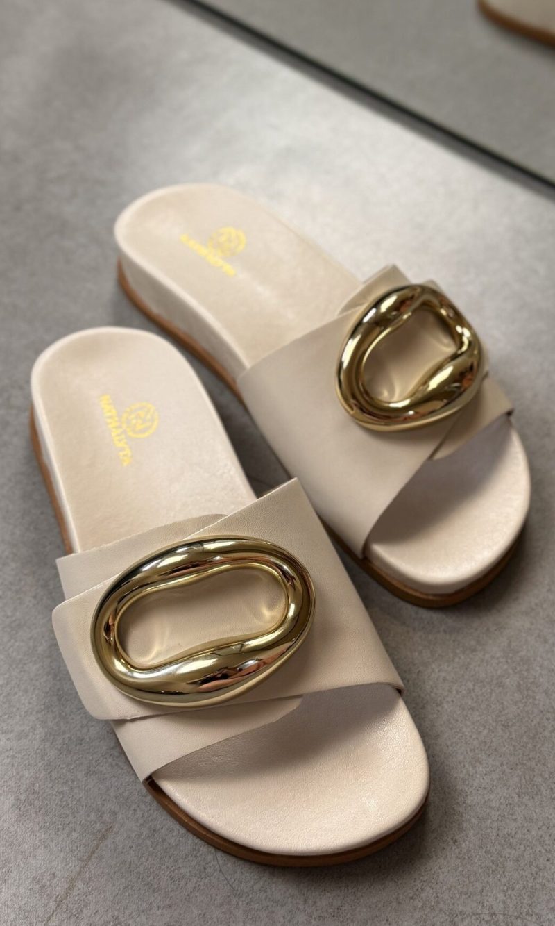 sandália nathalyta caramelo com detalhe dourado