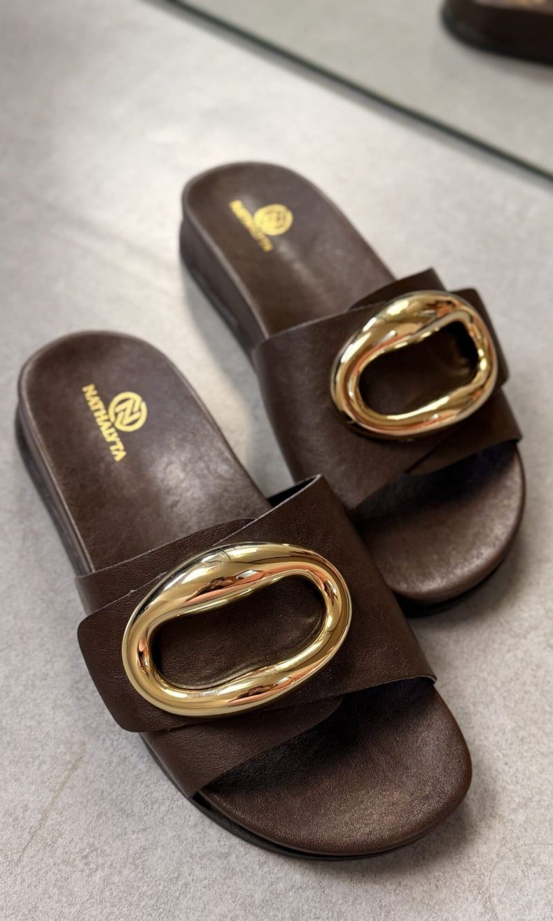 sandália nathalyta caramelo com detalhe dourado