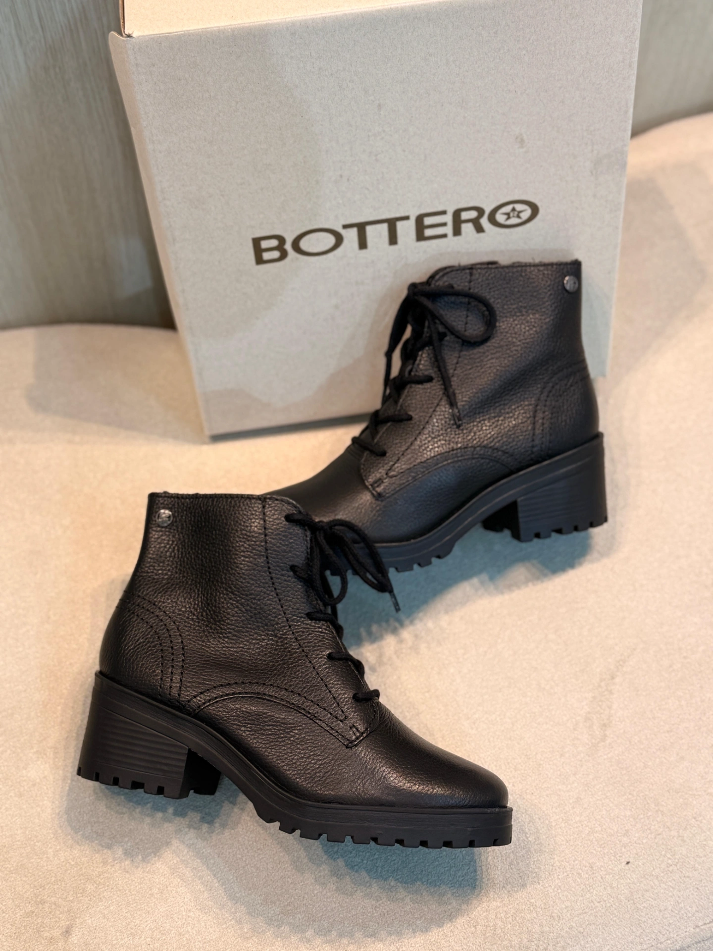 bota bottero cano longo preta com salto alto e fivela bota bottero cano longo preta com salto alto e fivela