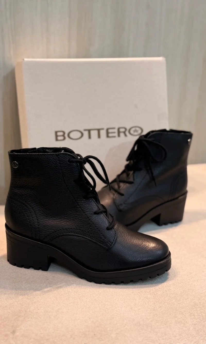 bota bottero cano longo preta com salto alto e fivela bota bottero cano longo preta com salto alto e fivela