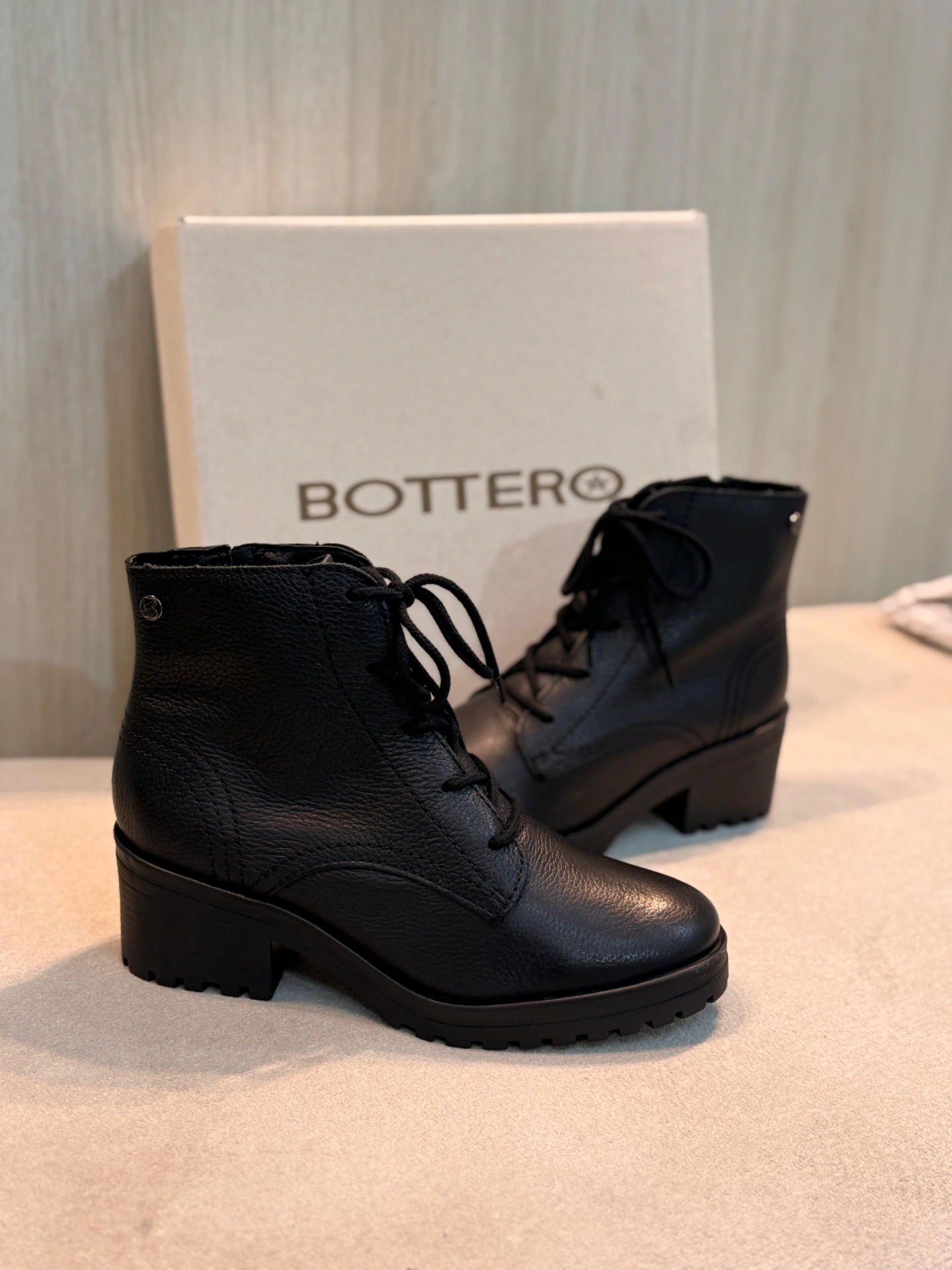 bota bottero cano longo preta com salto alto e fivela bota bottero cano longo preta com salto alto e fivela