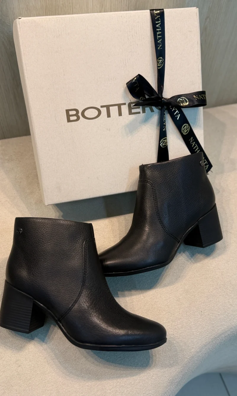 bota bottero cano longo preta com salto alto e fivela bota bottero cano longo preta com salto alto e fivela