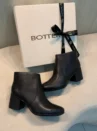 bota bottero cano longo preta com salto alto e fivela
