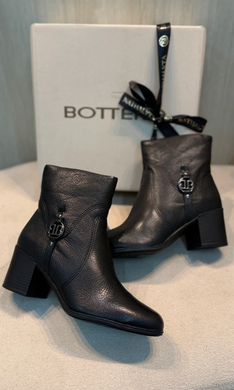 bota bottero cano longo preta com salto alto e fivela