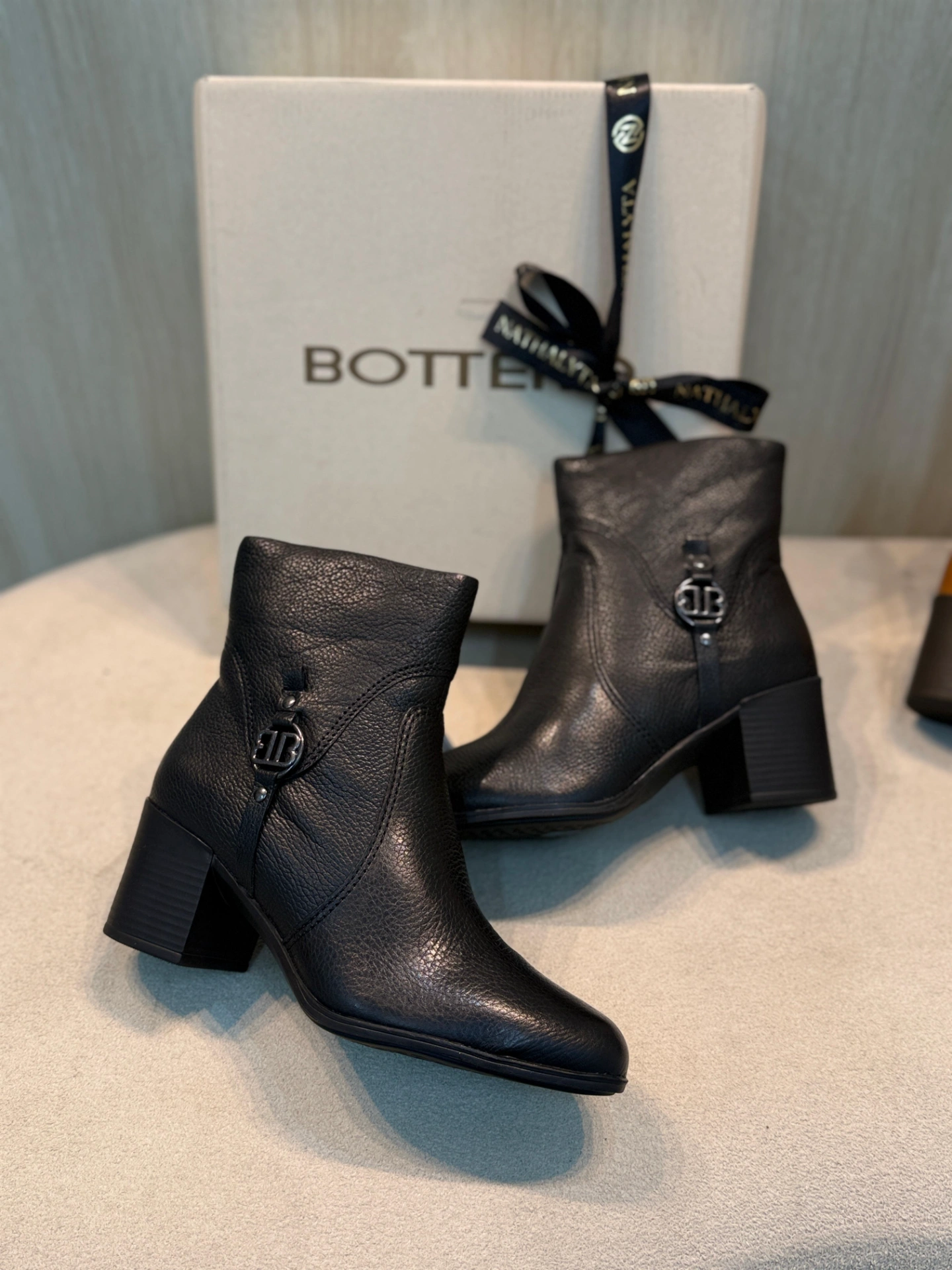 bota bottero cano longo preta com salto alto e fivela bota bottero cano longo preta com salto alto e fivela