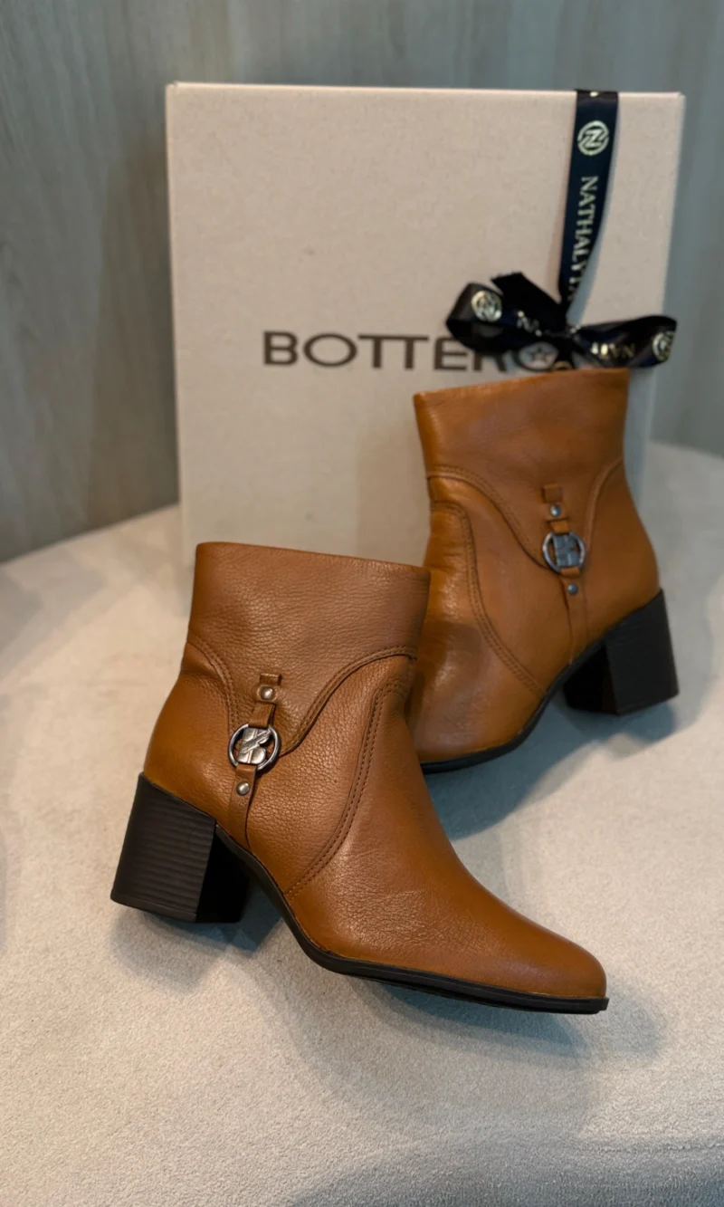 bota bottero cano longo preta com salto alto e fivela bota bottero cano longo preta com salto alto e fivela