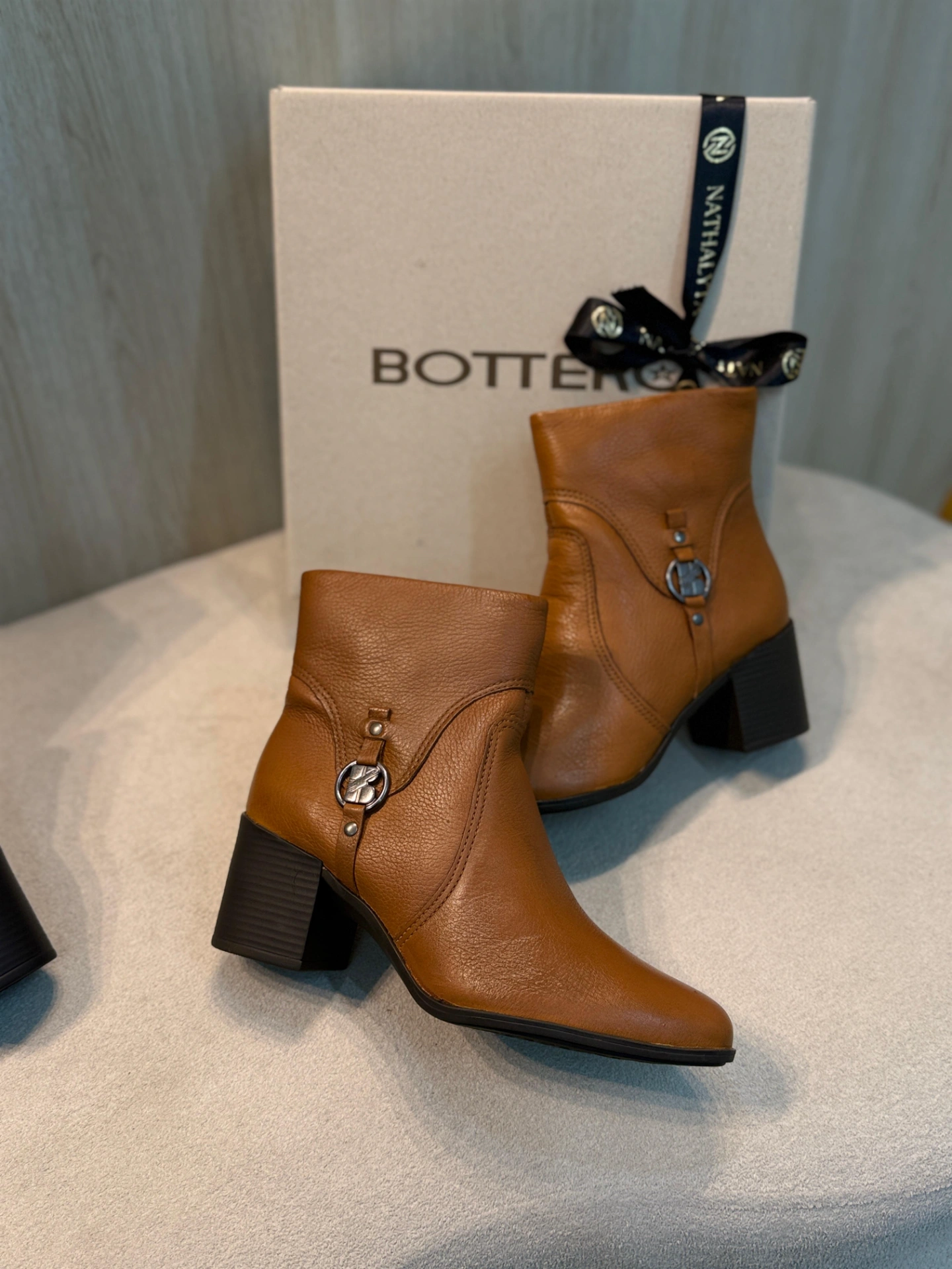 bota bottero cano longo preta com salto alto e fivela bota bottero cano longo preta com salto alto e fivela