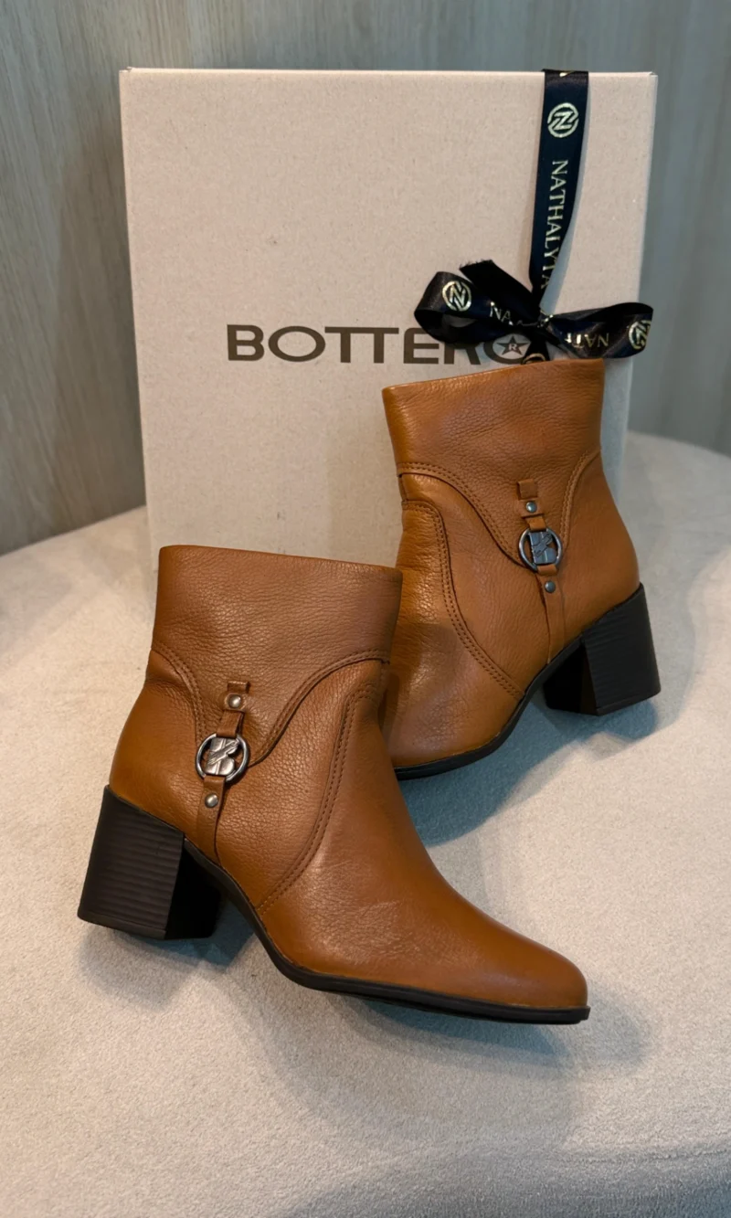 bota bottero cano longo preta com salto alto e fivela