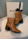 bota bottero cano longo preta com salto alto e fivela