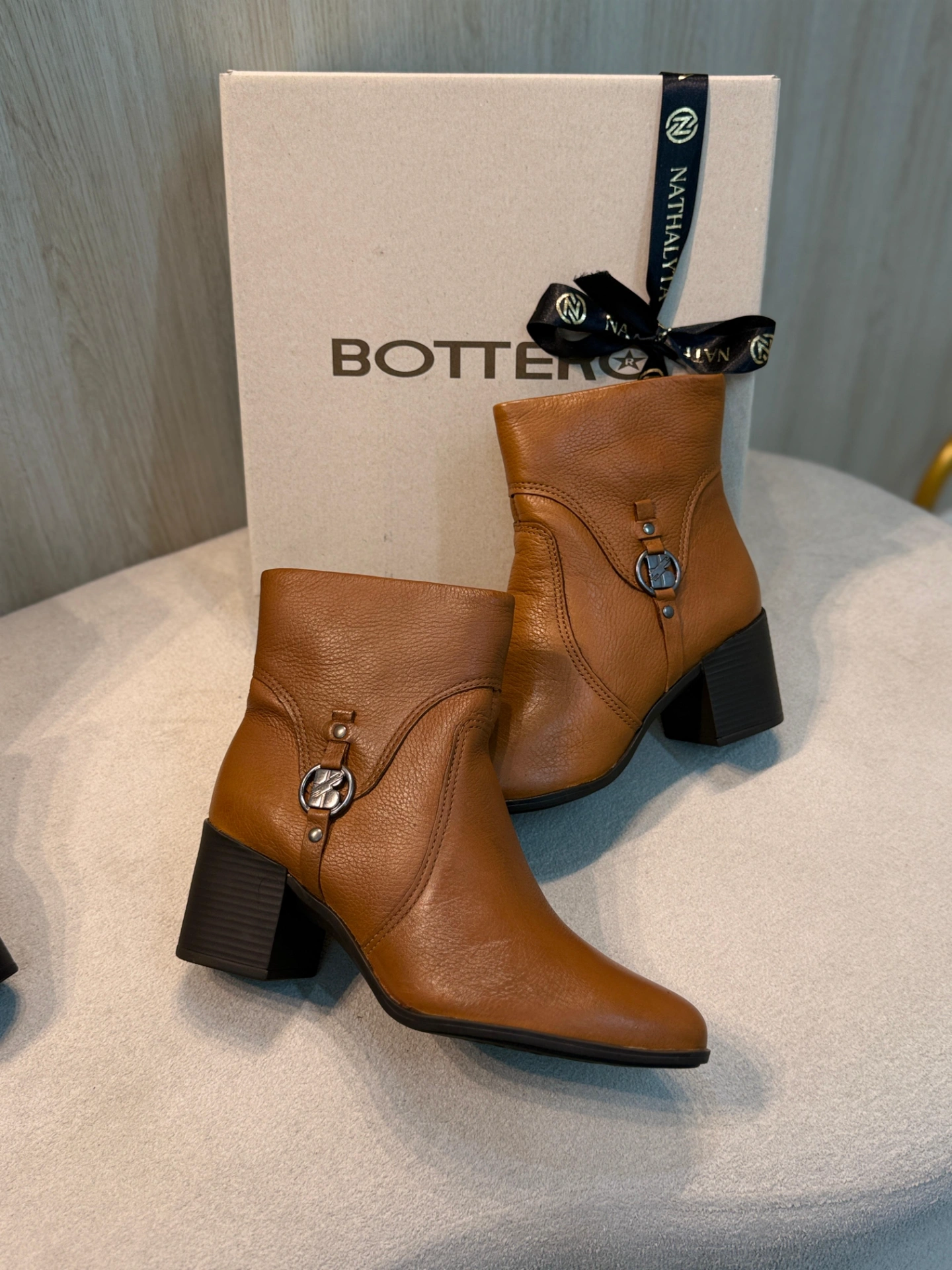 bota bottero cano longo preta com salto alto e fivela bota bottero cano longo preta com salto alto e fivela