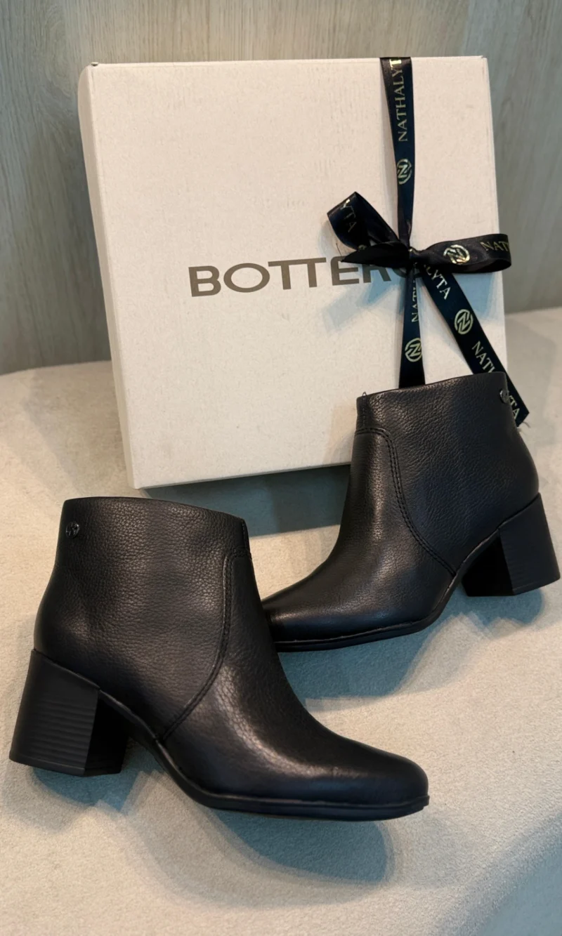 bota bottero cano longo preta com salto alto e fivela