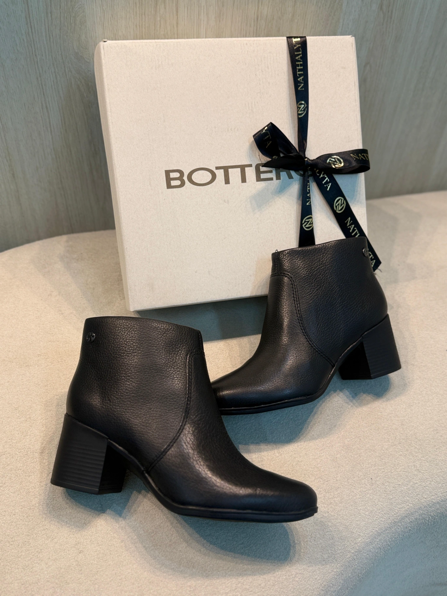 bota bottero cano longo preta com salto alto e fivela bota bottero cano longo preta com salto alto e fivela