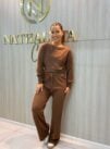 blusa modal feminina marrom com aplicações de corações brancos