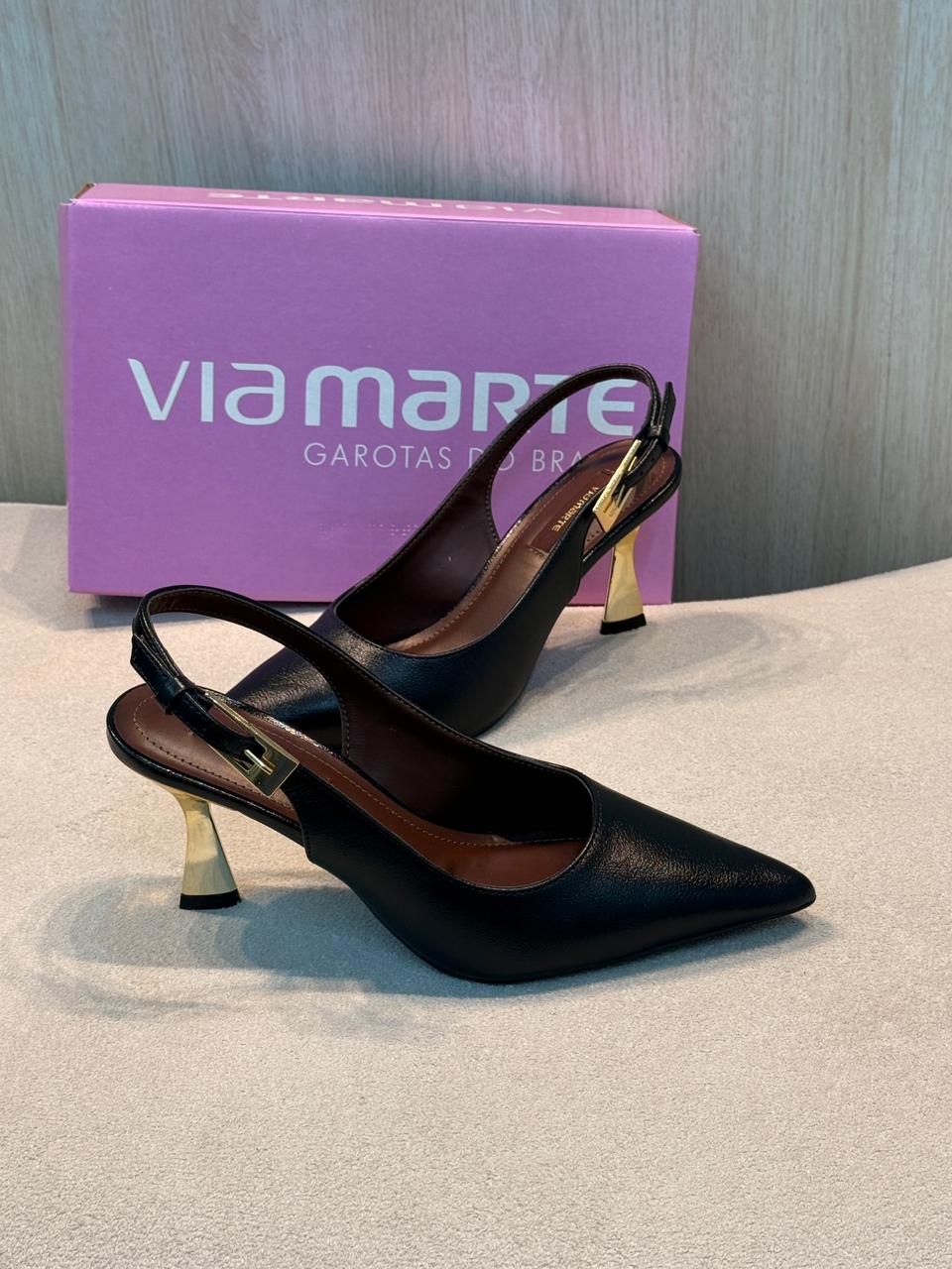 scarpin slingback via marte preto com salto metalizado scarpin slingback via marte preto com salto metalizado