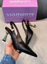 scarpin slingback via marte preto com salto metalizado