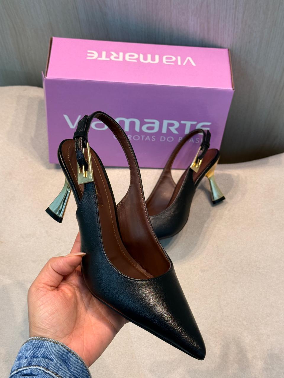scarpin slingback via marte preto com salto metalizado