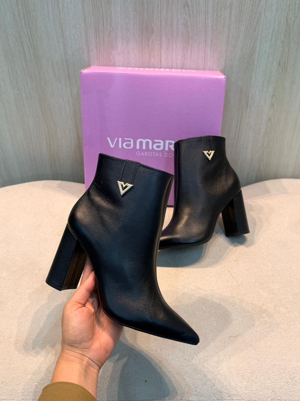 bota ankle boot via marte preta de salto alto