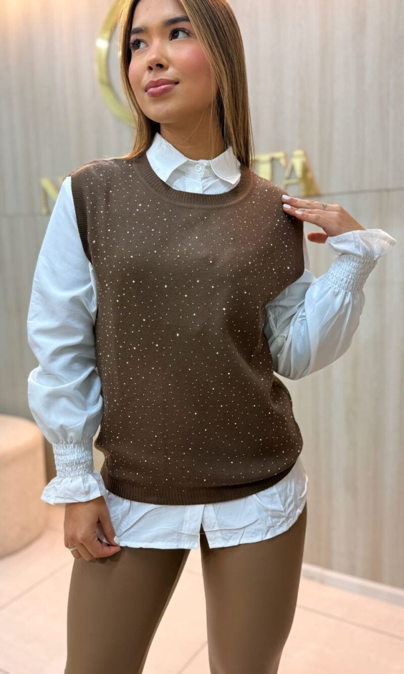 conjunto feminino preto colete em tricô com camisa social