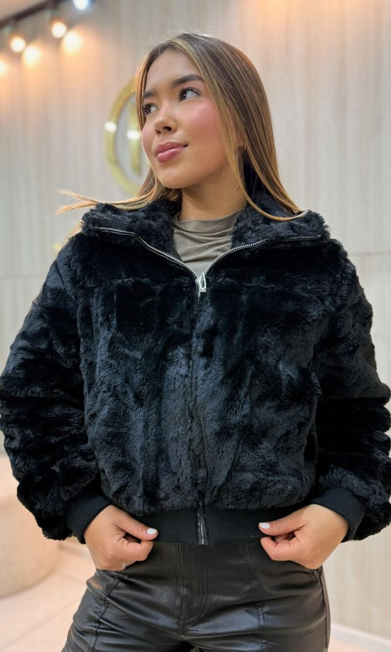 jaqueta teddy feminina off white peluciada com zíper