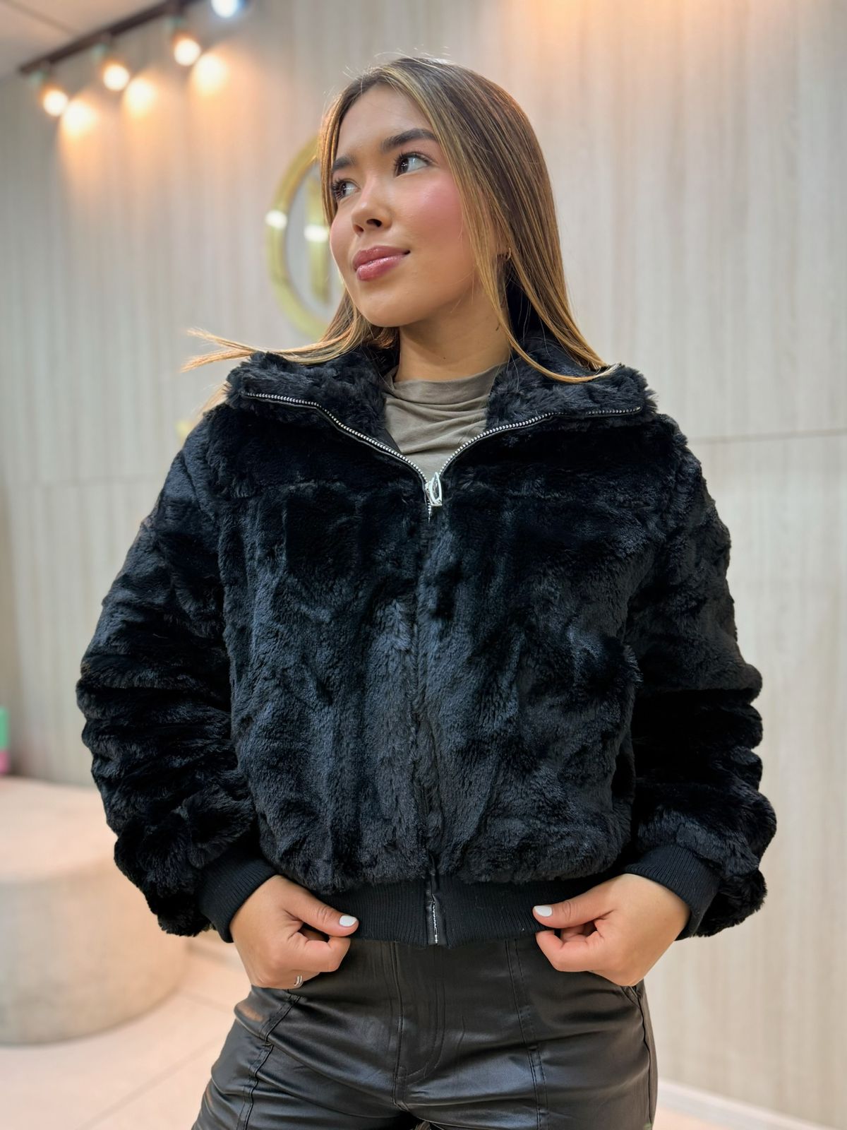 jaqueta teddy feminina off white peluciada com zíper jaqueta teddy feminina off white peluciada com zíper